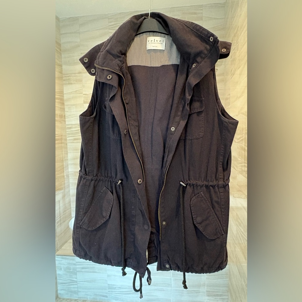 Black vest with detachable faux fur trim hood - Picture 2 of 4